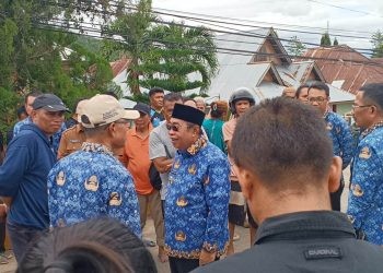 Wali Kota Gorontalo, Adhan Dambea, mengunjungi lokasi banjir di Kelurahan Talumolo, Kecamatan Dumbo Raya, Kota Gorontalo, Senin (17/3/2025).(Sari/gopos)