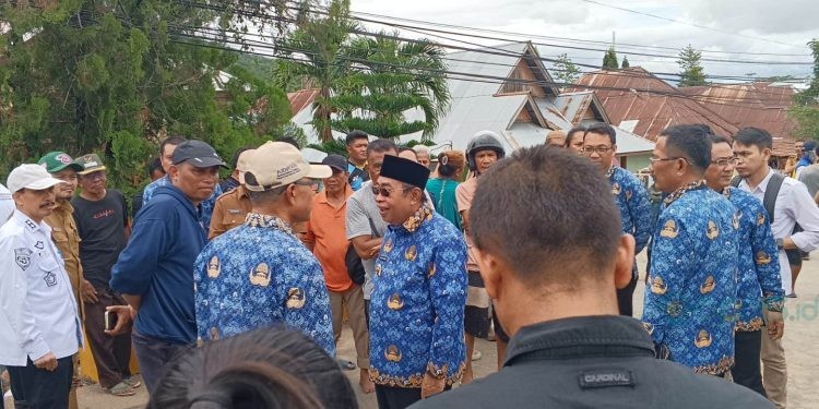 Wali Kota Gorontalo, Adhan Dambea, mengunjungi lokasi banjir di Kelurahan Talumolo, Kecamatan Dumbo Raya, Kota Gorontalo, Senin (17/3/2025).(Sari/gopos)