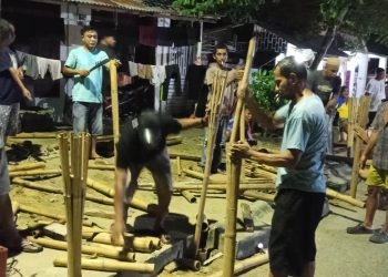 Warga Kelurahan Libuo, Kecamatan Dungingi, bergotong royong menyiapkan obor untuk perayaan tumbilotohe