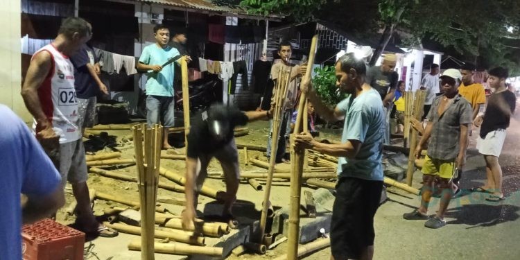 Warga Kelurahan Libuo, Kecamatan Dungingi, bergotong royong menyiapkan obor untuk perayaan tumbilotohe