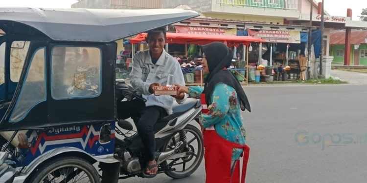 Alfamart kembali meluncurkan program Warteg Gratis Alfamart yang melibatkan UMKM setempat untuk berbagi berkah di bulan Ramadhan.
