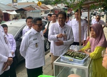 Wakil Walikota Gorontalo Indra Gobel saat meninjau pedagang takjil di kawasan Kalimadu bersama BPOM Gorontalo, Rabu (5/3/2025).(Foto Rama Gopos)