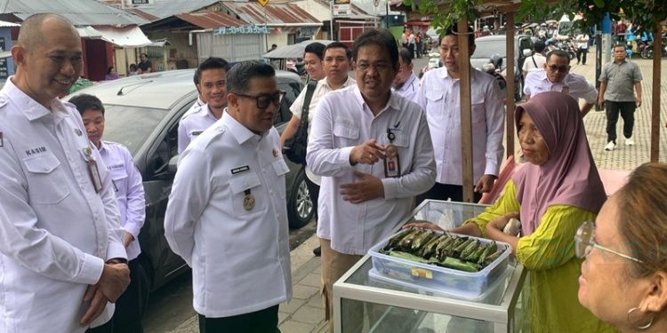 Wakil Walikota Gorontalo Indra Gobel saat meninjau pedagang takjil di kawasan Kalimadu bersama BPOM Gorontalo, Rabu (5/3/2025).(Foto Rama Gopos)