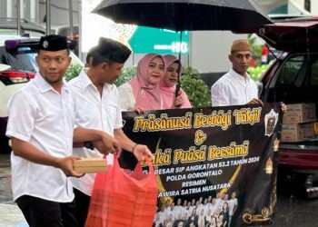 Ikatan Keluarga Alumni Resimen Prawira Satria Nusantara (Prasanusa) Sekolah Inspektur Polisi (SIP) angkatan 53 gelombang ke-2 Polda Gorontalo menggelar kegiatan sosial berupa pembagian takjil dan buka puasa bersama, Minggu (16/03/24).