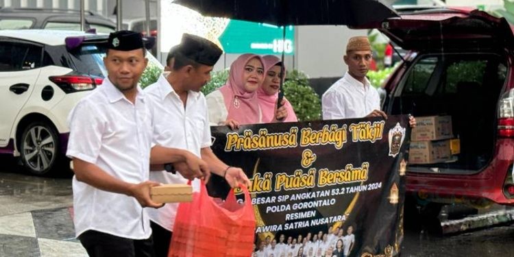 Ikatan Keluarga Alumni Resimen Prawira Satria Nusantara (Prasanusa) Sekolah Inspektur Polisi (SIP) angkatan 53 gelombang ke-2 Polda Gorontalo menggelar kegiatan sosial berupa pembagian takjil dan buka puasa bersama, Minggu (16/03/24).