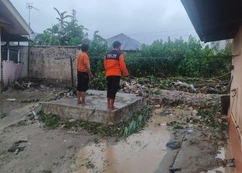 Penanganan bencana banjir bandang di Kelurahan Talumolo oleh Tim BPBD Kota Gorontalo.(Foto BPBD)