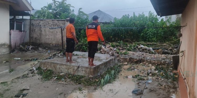 Penanganan bencana banjir bandang di Kelurahan Talumolo oleh Tim BPBD Kota Gorontalo.(Foto BPBD)