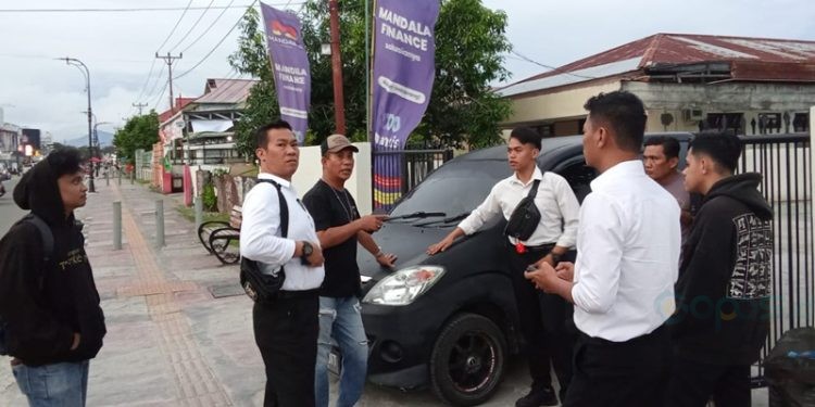 Anggota Satuan Reskrim Polresta Gorontalo Kota langsung menindaklanjuti video viral pengeroyokan debt collector.(Foto via Istimewa)