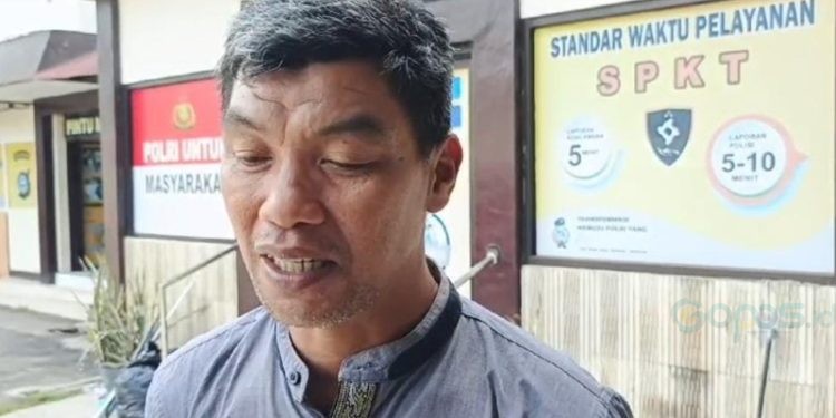 Mohamad Andi Indalan warga asal Kecamatan Pagimana, Provinsi Sulawesi Tengah saat diwawancarai awak media.(Foto Putra Gopos)