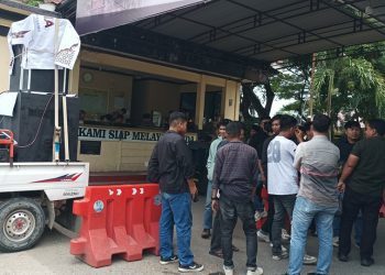 Aksi unjuk rasa di depan pintu masuk Polda Gorontalo, Selasa (25/3/2025).(Foto Maryam)