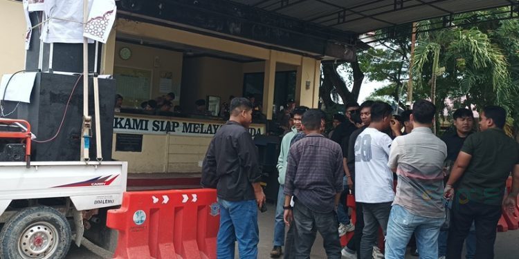 Aksi unjuk rasa di depan pintu masuk Polda Gorontalo, Selasa (25/3/2025).(Foto Maryam)