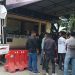 Aksi unjuk rasa di depan pintu masuk Polda Gorontalo, Selasa (25/3/2025).(Foto Maryam)