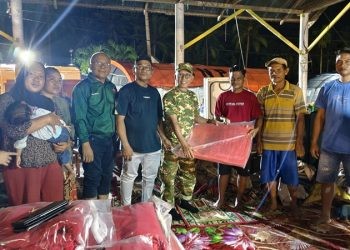 Wakil Bupati Pohuwato, Iwan Adam, mengunjungi pengungsian pasca banjir di Kecamatan Patilanggio, Minggu (09/03/2025) malam (Iwan Karim Humas Pemda Pohuwato)