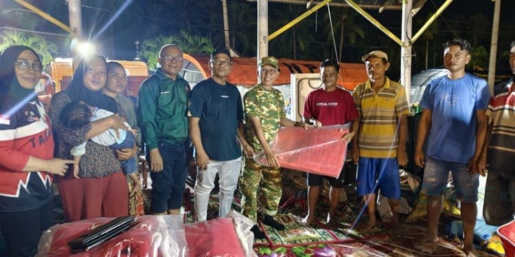 Wakil Bupati Pohuwato, Iwan Adam, mengunjungi pengungsian pasca banjir di Kecamatan Patilanggio, Minggu (09/03/2025) malam (Iwan Karim Humas Pemda Pohuwato)