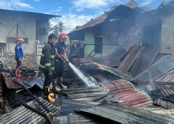 Petugas Damkar Gorontalo saat melakukan pendinginan rumah yang terbakar di Desa Pilohayanga, Kabupaten Gorontalo.(Foto Damkar)