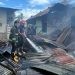 Petugas Damkar Gorontalo saat melakukan pendinginan rumah yang terbakar di Desa Pilohayanga, Kabupaten Gorontalo.(Foto Damkar)