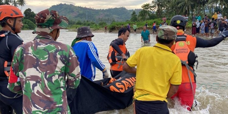 Jasad Yahya Hasan saat dievakuasi tim SAR gabungan di sungai Bualemo, Kecamatan Kwandang, Gorontalo Utara, Kamis (6/3/2025).(Foto Humas Penrem)