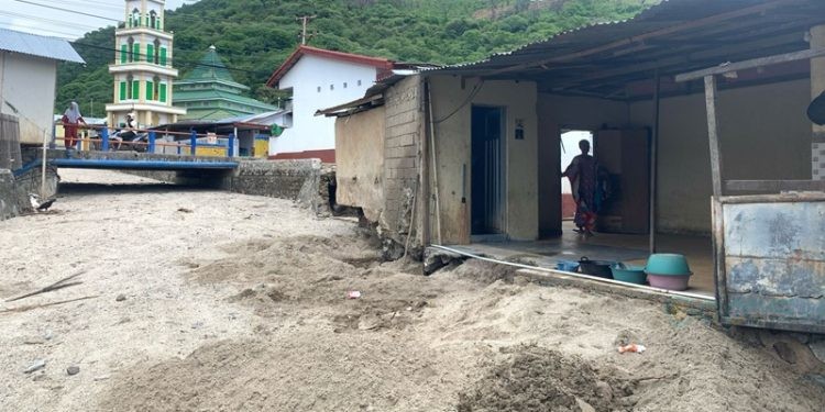 Kondisi rumah dari Mince Napu pasca diterjang banjir, Rabu (5/3/2025). Telihat sungai mendangkal akibat pasir yang dibawa air dari area perbukitan.(Foto Rama Gopos)