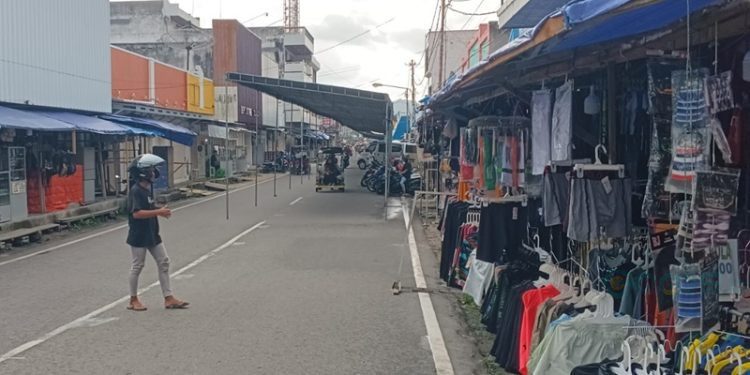 Salah satu lapak pasar senggol yang berlokasi di jalan MT Haryono Kelurahan Ipilo, Kecamatan Kota Selatan, Kota Gorontalo, Jumat (7/3/2025). (Foto: Sari/gopos)
