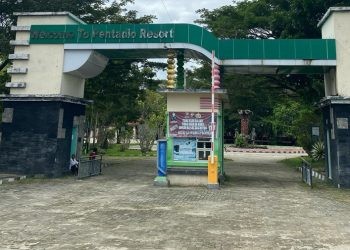 Pintu gerbang lokasi wisata Pentadio Resort di Desa Pentadio Timur, Kecamatan Telaga Biru, Kabupaten Gorontalo.(Foto Arif Gopos)