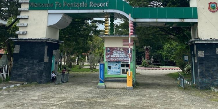 Pintu gerbang lokasi wisata Pentadio Resort di Desa Pentadio Timur, Kecamatan Telaga Biru, Kabupaten Gorontalo.(Foto Arif Gopos)