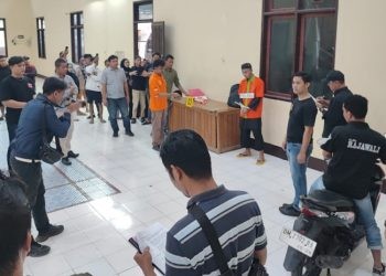 Rekonstruksi kasus penganiyaan dengan menggunakan senjata tajam jenis badik yang menyebabkan korban MAM alias Azar meninggal dunia.