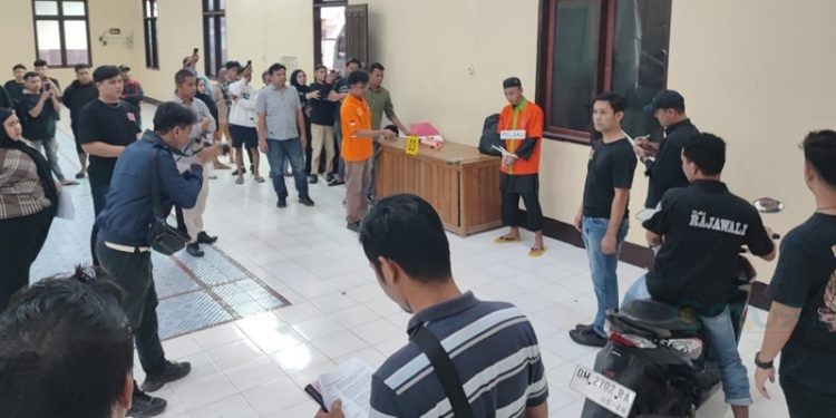 Rekonstruksi kasus penganiyaan dengan menggunakan senjata tajam jenis badik yang menyebabkan korban MAM alias Azar meninggal dunia.