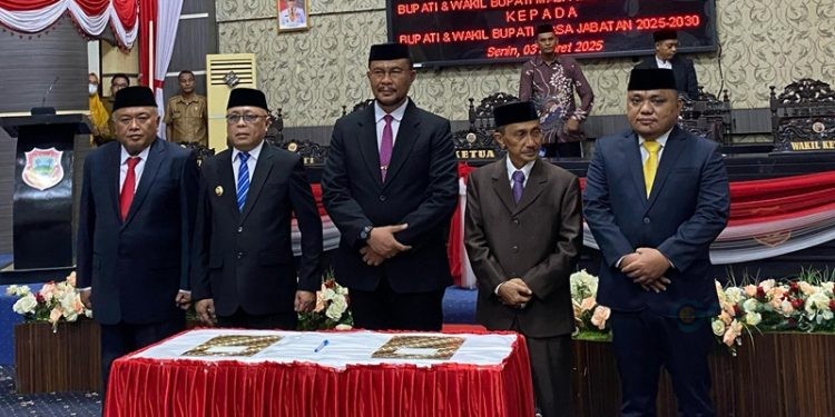 Serah terima jabatan Bupati dan Wakil Bupati Gorontalo di gedung DPRD Kabupaten Gorontalo, Senin (3/3/2025).(Foto Arif Gopos)