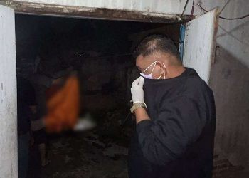 Polresta Gorontalo Kota saat melaksanakan evakuasi korban tewas didapur rumahnya. (Polresta Gorontalo Kota)