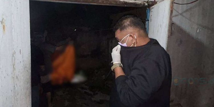 Polresta Gorontalo Kota saat melaksanakan evakuasi korban tewas didapur rumahnya. (Polresta Gorontalo Kota)