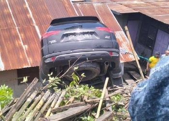 Sebuah mobil pajero warna hitam dengan nomor polisi DM 1248 AK mengalami kecalakaan tunggal di Jalan Usman Isa Kelurahan Lekobalo, Kecamatan Kota Barat, Kota Gorontalo pada Sabtu (5-4-2025) sekitar pukul 12.00 WITA 