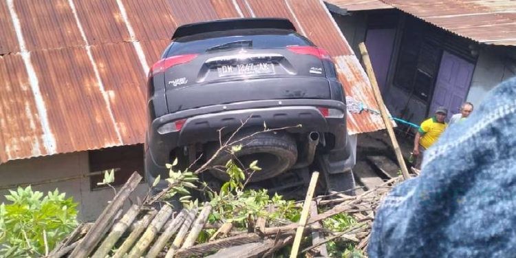 Sebuah mobil pajero warna hitam dengan nomor polisi DM 1248 AK mengalami kecalakaan tunggal di Jalan Usman Isa Kelurahan Lekobalo, Kecamatan Kota Barat, Kota Gorontalo pada Sabtu (5-4-2025) sekitar pukul 12.00 WITA