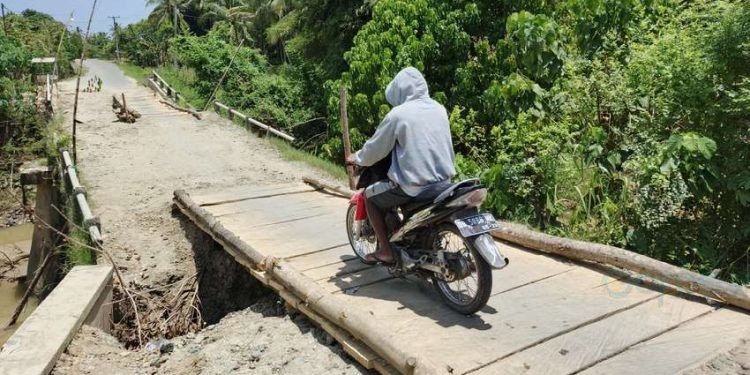 Kondisi memprihatinkan menimpa warga Desa Harapan, Kecamatan Wonosari, Kabupaten Boalemo. Sebuah jembatan beton di RT 15 yang menjadi penghubung utama antarwilayah kini nyaris putus.
