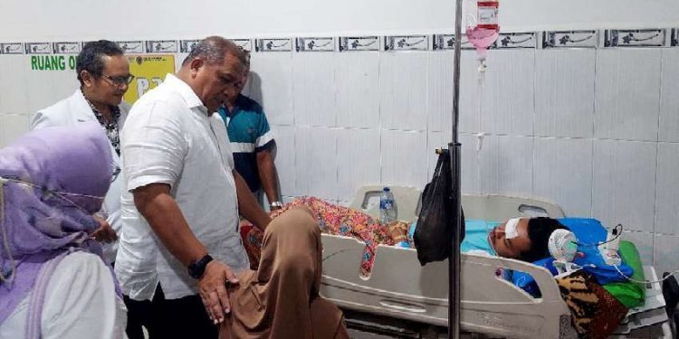 Rektor Universitas Negeri Gorontalo (UNG) Eduart Wolok mengungkap kondisi terkini salah satu mahasiswa KKN UNG Mahasiswa Prodi Teknik Geologi, Jurusan Ilmu dan Teknologi Kebumian, Fakultas MIΡΑ yang saat ini tengah dirawat di RSUD Aloei Saboe.