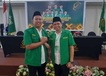 Sekwil GP Ansor Gorontalo Muh. Firmansyah Yunus ketika memberikan selamat kepada ketua wilayah GP Ansor Sulut Mulyadi Paputungan, Jumat (18/4/2025) dini hari tadi di hotel Sutan Raja, Kotamobagu