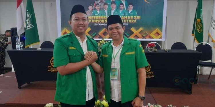 Sekwil GP Ansor Gorontalo Muh. Firmansyah Yunus ketika memberikan selamat kepada ketua wilayah GP Ansor Sulut Mulyadi Paputungan, Jumat (18/4/2025) dini hari tadi di hotel Sutan Raja, Kotamobagu