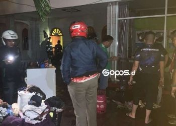 KOTA GORONTALO - Sijago merah kembali melahap sebuah tempat usaha loundry yang berada di Jalan Kenangan, Kelurahan Dulalowo Timur, Kota Gorontalo (Minggu/27/4/2025)
