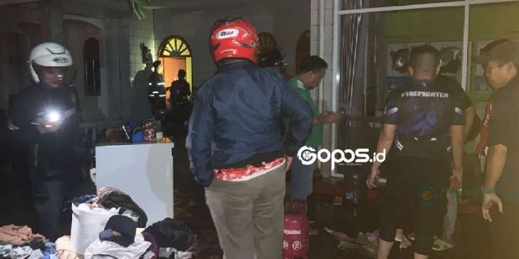 KOTA GORONTALO - Sijago merah kembali melahap sebuah tempat usaha loundry yang berada di Jalan Kenangan, Kelurahan Dulalowo Timur, Kota Gorontalo (Minggu/27/4/2025)