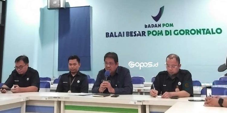BPOM Gorontalo saat melaksanakan Konferensi pers di Kantor BPOM Gorontalo, Senin (28-4-2025). Gina/Gopos