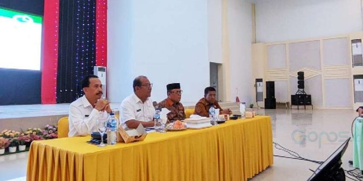 Kepala Kantor Imigrasi Kelas I TPI Gorontalo yang diwakilkan oleh Kepala Seksi Lalu Lintas Keimigrasian Bapak Agustinus Wahyudi Indaryono beserta Analis Keimigrasian Ahli Muda pada Kanwil Ditjen Imigrasi Gorontalo Bapak Ronald, menghadiri Rapat Koordinasi Pemberangkatan Jamaah Haji Provinsi Gorontalo Tahun 2025 yang diselenggarakan di Gedung Arafah, Asrama Haji Provinsi Gorontalo.