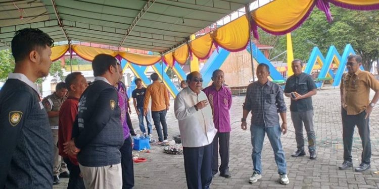 Walikota Gorontalo Adhan Dambea saat meninjau lokasi pelaksanaan STQ tingkat Kota Gorontalo di lapangan Taruna Remaja. Kamis (24/4/2025).(Foto Arni Gopos)