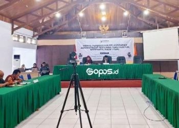 Sidang awal pemeriksaan pelanggaran administratif pemilihan terstruktur sistematis dan masid di aula Kantor Bawaslu Provinsi Gorontalo. (Foto: Sulis/Gopos)