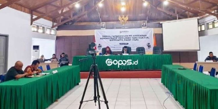 Sidang awal pemeriksaan pelanggaran administratif pemilihan terstruktur sistematis dan masid di aula Kantor Bawaslu Provinsi Gorontalo. (Foto: Sulis/Gopos)