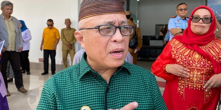 Bupati Gorontalo Sofyan Puhi diwawancarai wartawan usai bertemu dengan Dirut BSG, Selasa (15/4/2025).(Foto Arif Gopos)