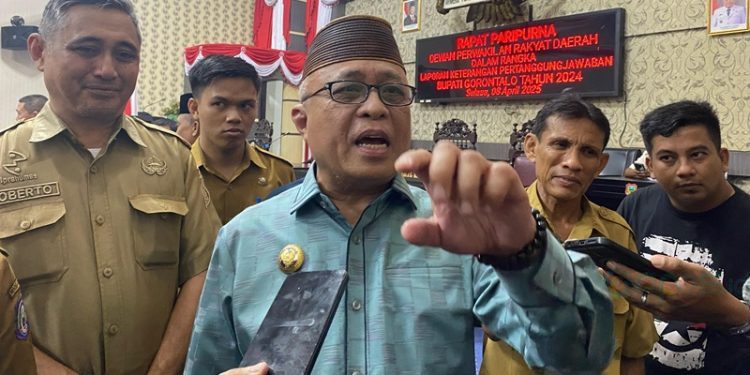 Bupati Gorontalo Sofyan Puhi diwawancarai terkait rencana perampingan OPD.