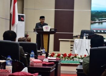 Bupati Pohuwato, Saipul Mbuinga, memberikan sambutan rapat paripurna ke 15 LUPA 2024, Senin (28/04/2025) (Iwan Karim)