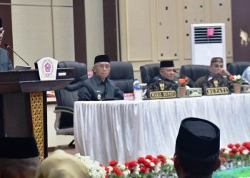 Bupati Pohuwato, Saipul Mbuinga, memberikan sambutan penyampaian nota pengantar LKPJ Kepala Daerah Tahun Anggaran 2024, yang digelar di ruang sidang DPRD Pohuwato, Senin (14/04/2025) (Iwan Humas Pemda Pohuwato)