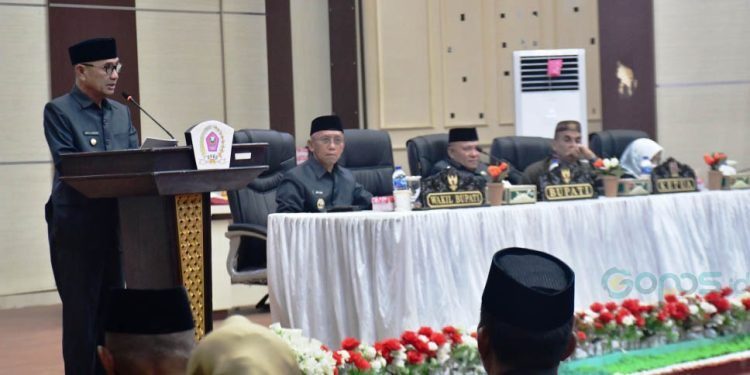 Bupati Pohuwato, Saipul Mbuinga, memberikan sambutan penyampaian nota pengantar LKPJ Kepala Daerah Tahun Anggaran 2024, yang digelar di ruang sidang DPRD Pohuwato, Senin (14/04/2025) (Iwan Humas Pemda Pohuwato)