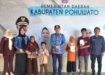Penyerahan simbolis bantuan kementerian Sosial kepada empat orang penerima, berlangsung di rumah jabatan bupati Pohuwato, Kamis (17/04/2025) (Iwan Humas Pemda Pohuwato)