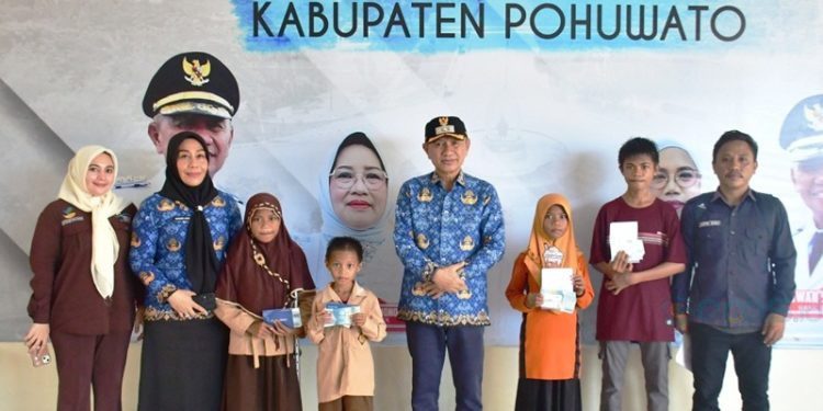 Penyerahan simbolis bantuan kementerian Sosial kepada empat orang penerima, berlangsung di rumah jabatan bupati Pohuwato, Kamis (17/04/2025) (Iwan Humas Pemda Pohuwato)